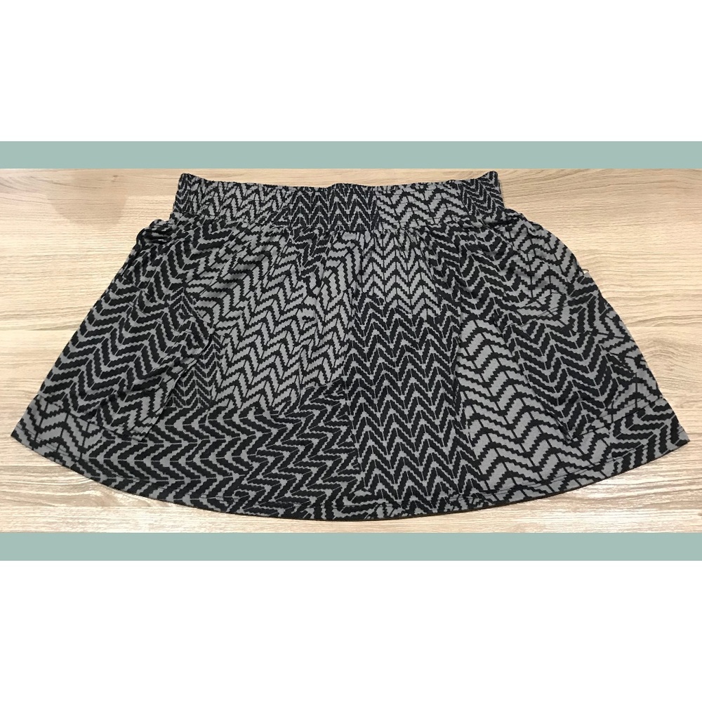 Forever 21 Grey and Black Chevron Skirt M